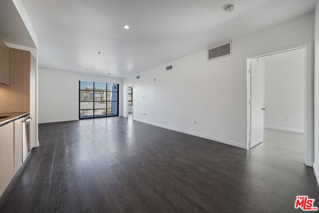 Foto del edificio - 5800 Harold Way