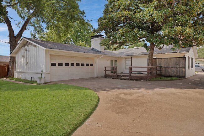 Building Photo - 715 Terryland Dr