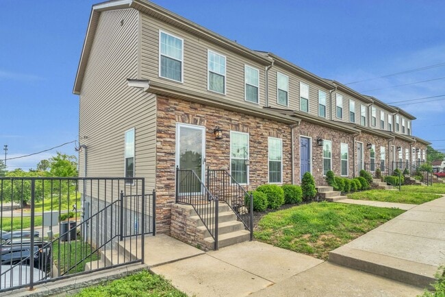 Building Photo - Great End-Unit Townhome with upgrades galore!
