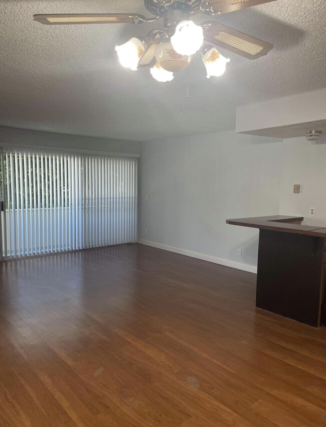 Building Photo - 2449 N Beachwood Dr