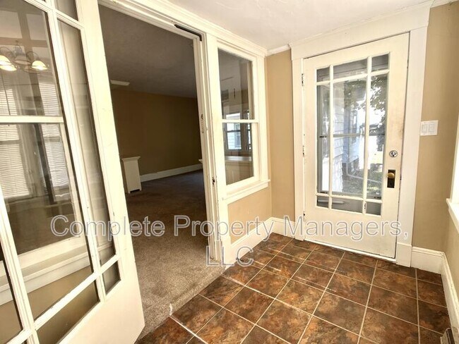 Foto del edificio - 806 John Farry Pl