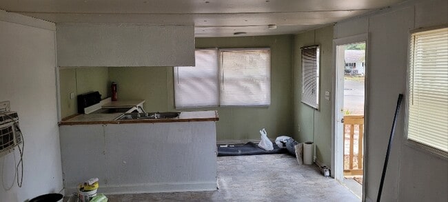 Foto del edificio - 205-437 Holt Ave