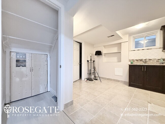 Photo du bâtiment - Cozy 1-Bedroom Basement Apartment with Parking & Central A/C in Scarborough
