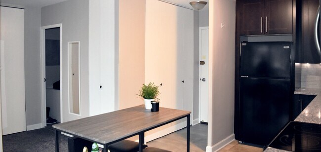 Foto del edificio - 555 W Cornelia Ave