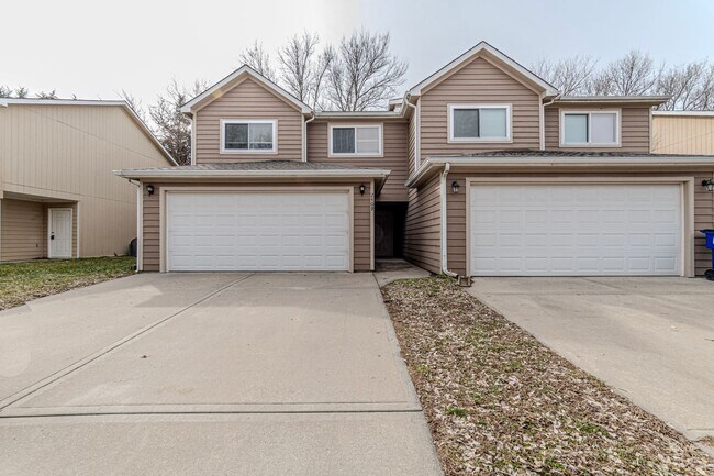 Foto del edificio - Please View 3D Virtual Walk-Through Before Scheduling a Showing