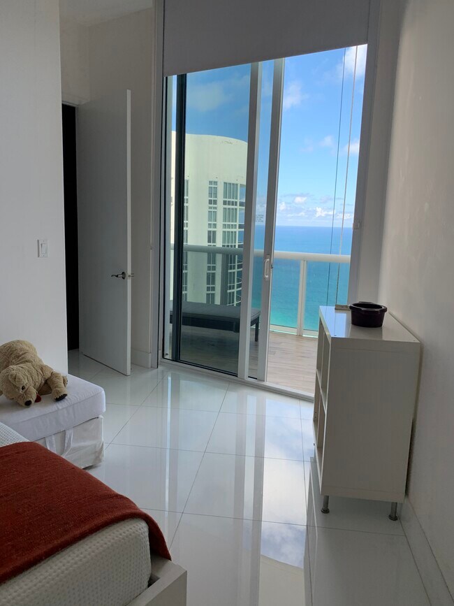 Building Photo - 15811 Collins Ave