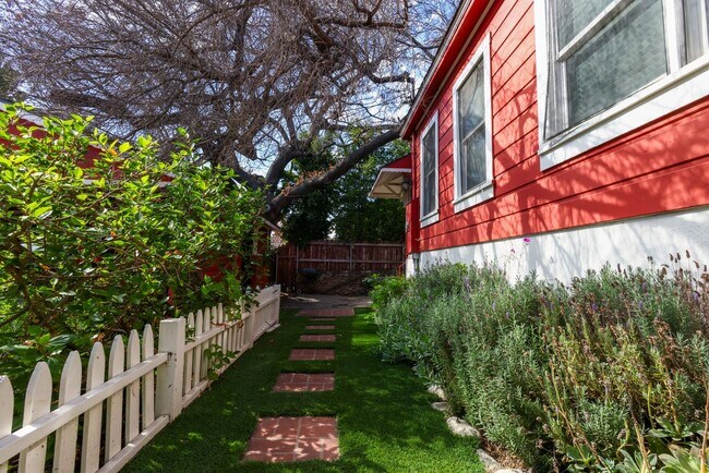 Building Photo - 703 Manzanita Ave
