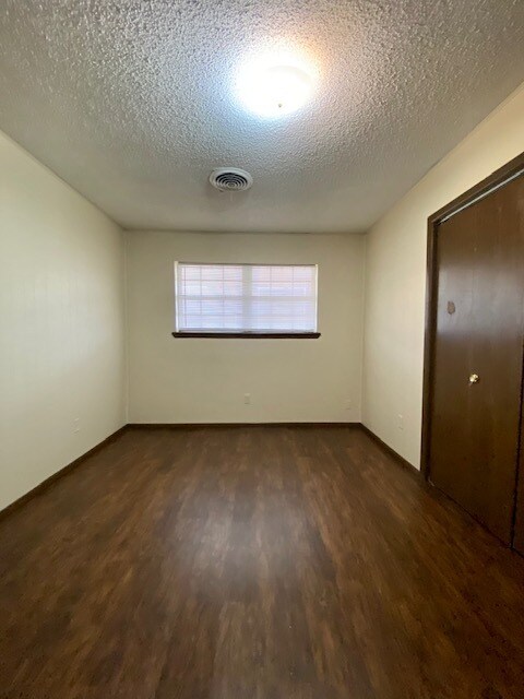 Bedroom - 1021 N Wells St