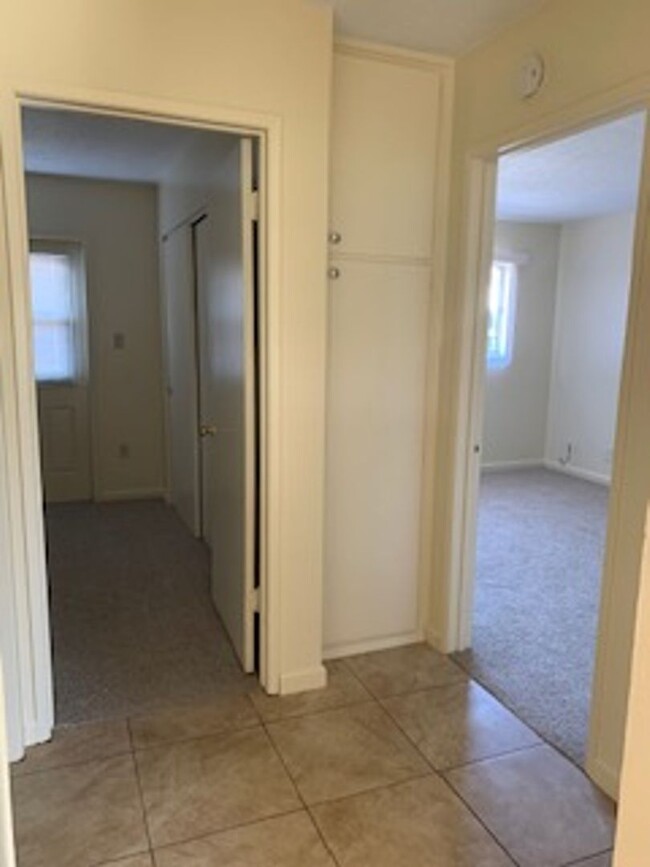 Building Photo - 204 O