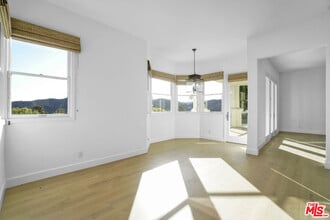 Building Photo - 2020 Palisades Dr