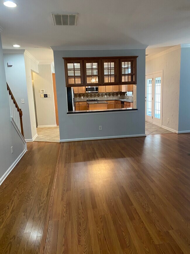 Sala de estar con vista a la cocina. - 10102 Glenburn Ln