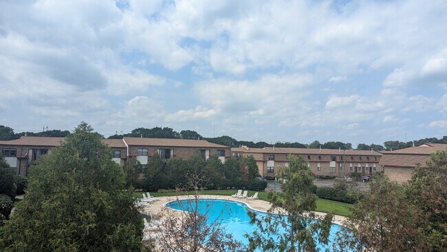 Foto del edificio - 1204 N Oaks Blvd