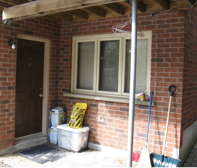 Private entrance - 107 Emma St