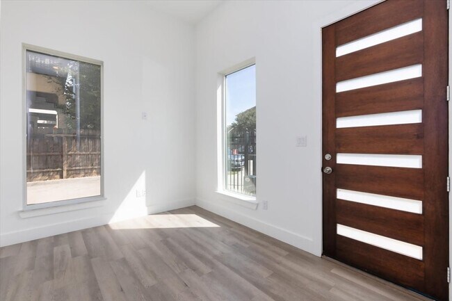 Foto del edificio - 645 W 16th St