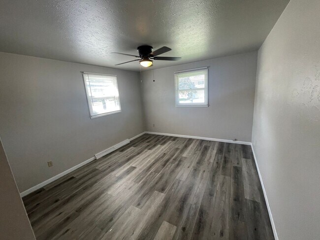 Building Photo - 2 Bed 1 Bath Ranch Duplex