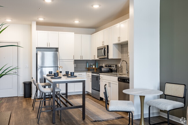 1BR, 1BA - 756SF - The Leila Stockbridge