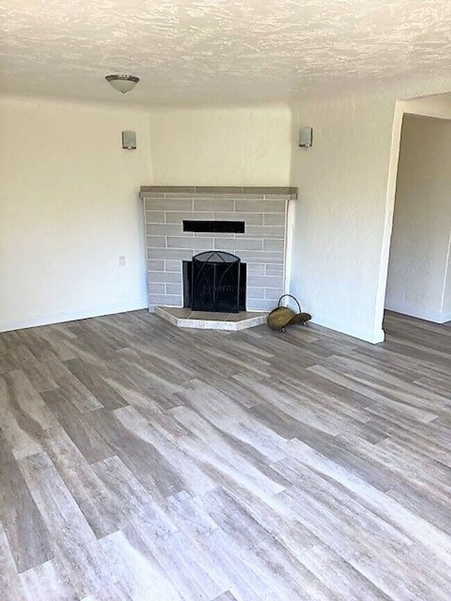 Foto del edificio - Spacious Home in Shasta Lake City!!