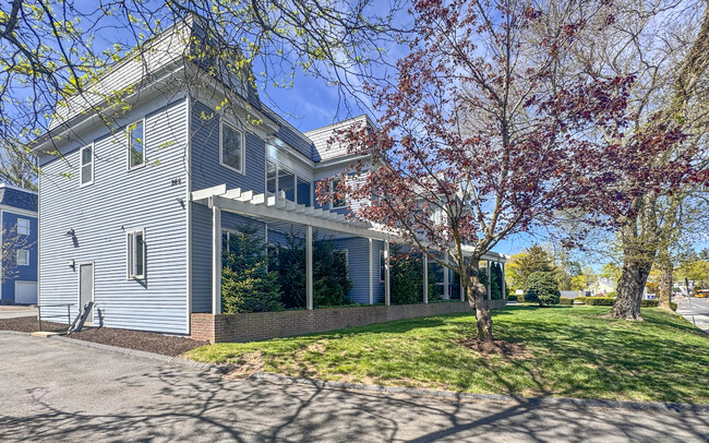 Building Photo - 264 Riverside Ave
