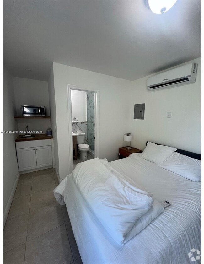 Building Photo - 110 SW 64th Ct