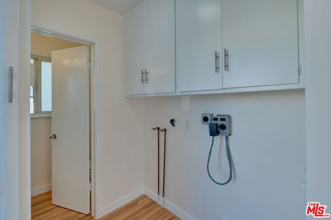 Building Photo - 431 W Acacia Ave