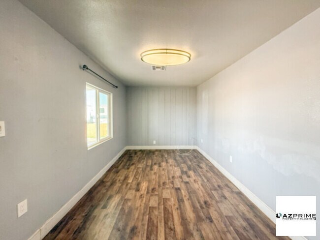 Building Photo - $1000 OFF FIRST MONTH RENT MOVE IN SPECIAL! Discover this Charming 5/2 Phoenix House!