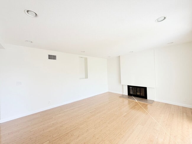 Foto del edificio - Beautifully updated single-family home 4 b...