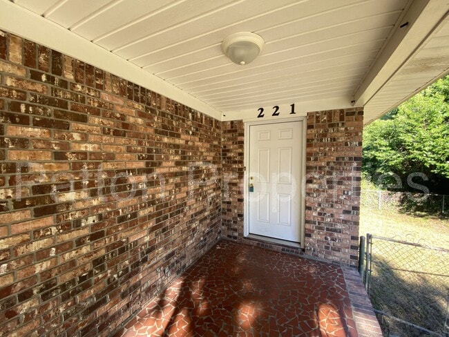 Building Photo - West Columbia Home
