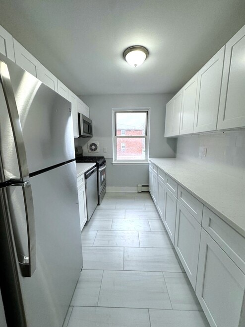 Building Photo - Hudson Crest