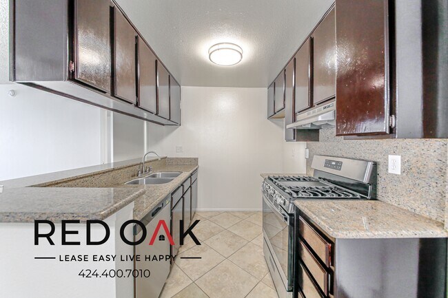 Building Photo - Spacious and Welcoming Two Bedroom with Pr...