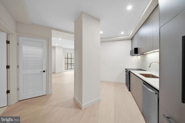 Foto del edificio - 2121 Ward Pl NW