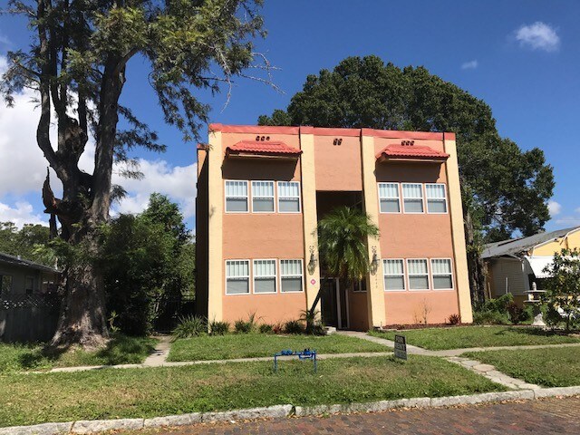 Foto principal - 2449 Burlington Ave N