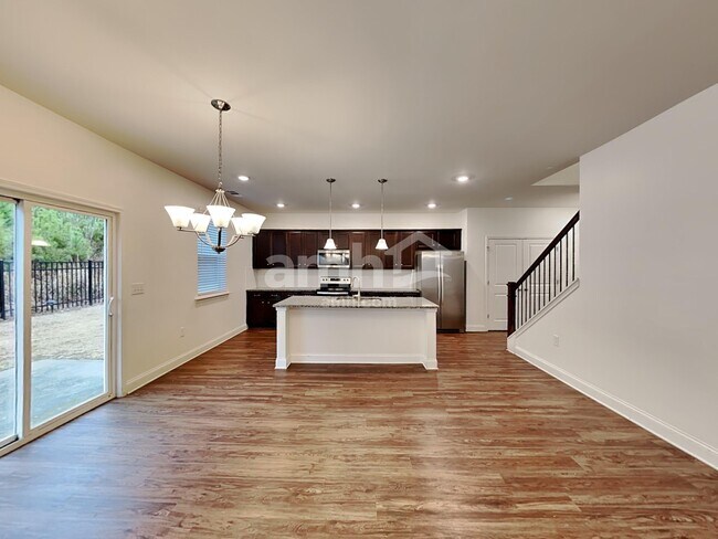 Building Photo - 104 Fairway Dr