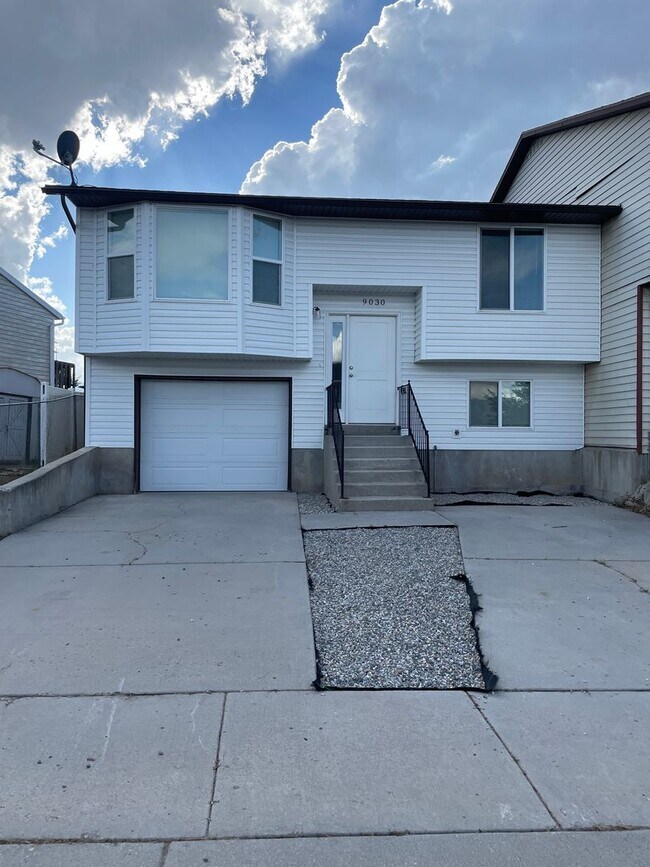 Building Photo - 3 bedroom, 1 bath unit. Newly Remodeled.