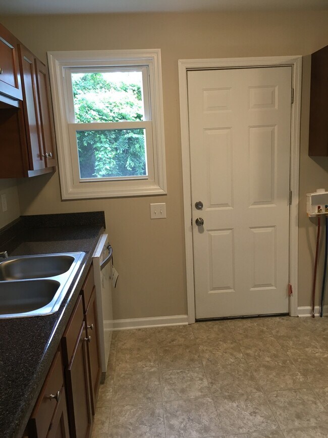 Building Photo - AVAILABLE  2/1/2021 3 BR 1 BA  HOUSE * LAR...