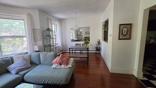 Foto del edificio - No Brokers Fee, Heat, Hot Water Included, Laundry on a Site