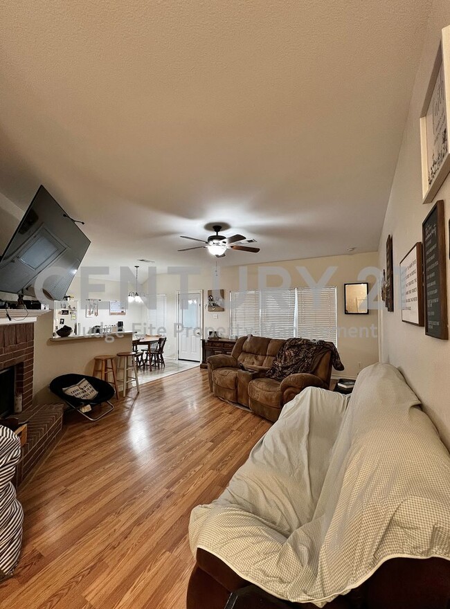 Building Photo - Beautiful 3/2/2 For Rent in Waxahachie!