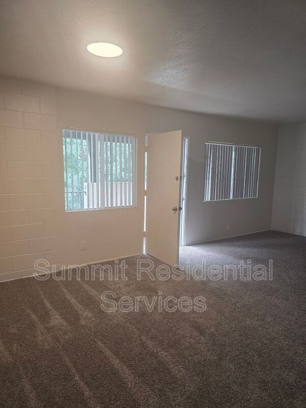 Building Photo - 2230 E Fort Lowell Rd