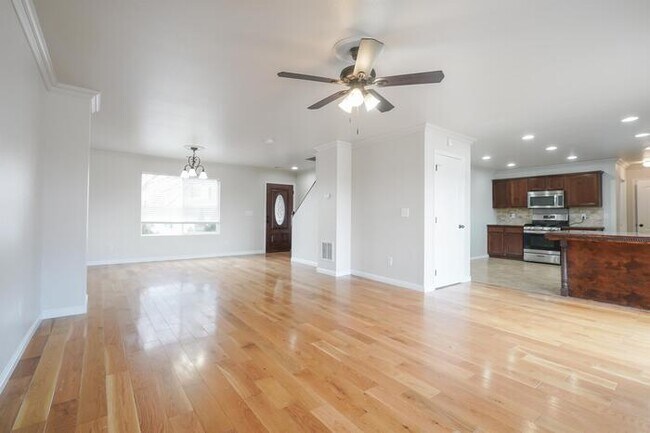 Building Photo - 546 Olive Pl