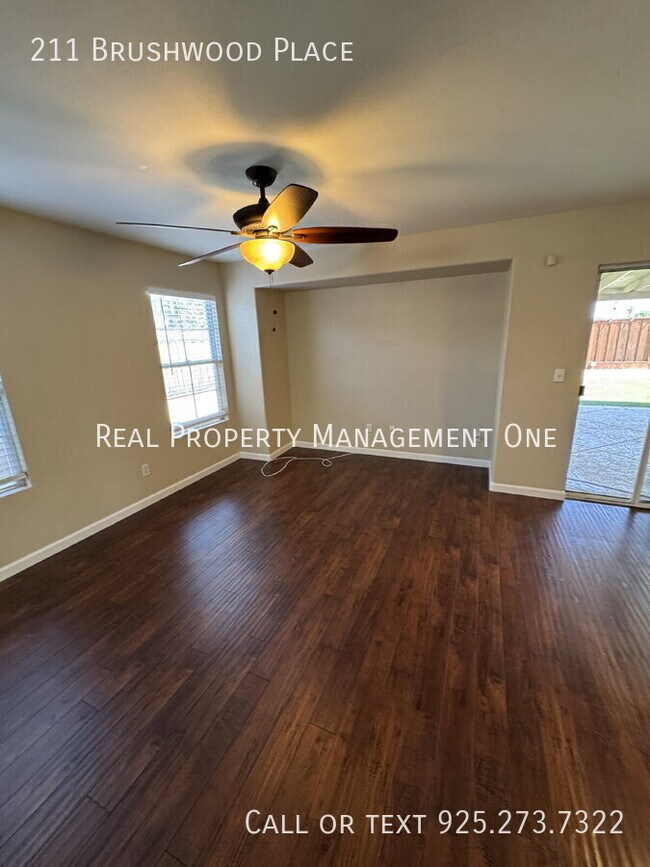 Foto del edificio - 211 Brushwood Pl