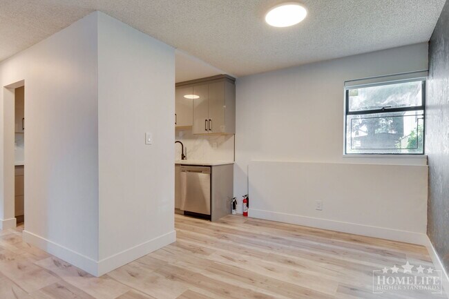 Photo du bâtiment - Creekside Place – Updated 2-Bed Ground Flo...