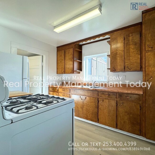Building Photo - 330 1/2 4th St SE-