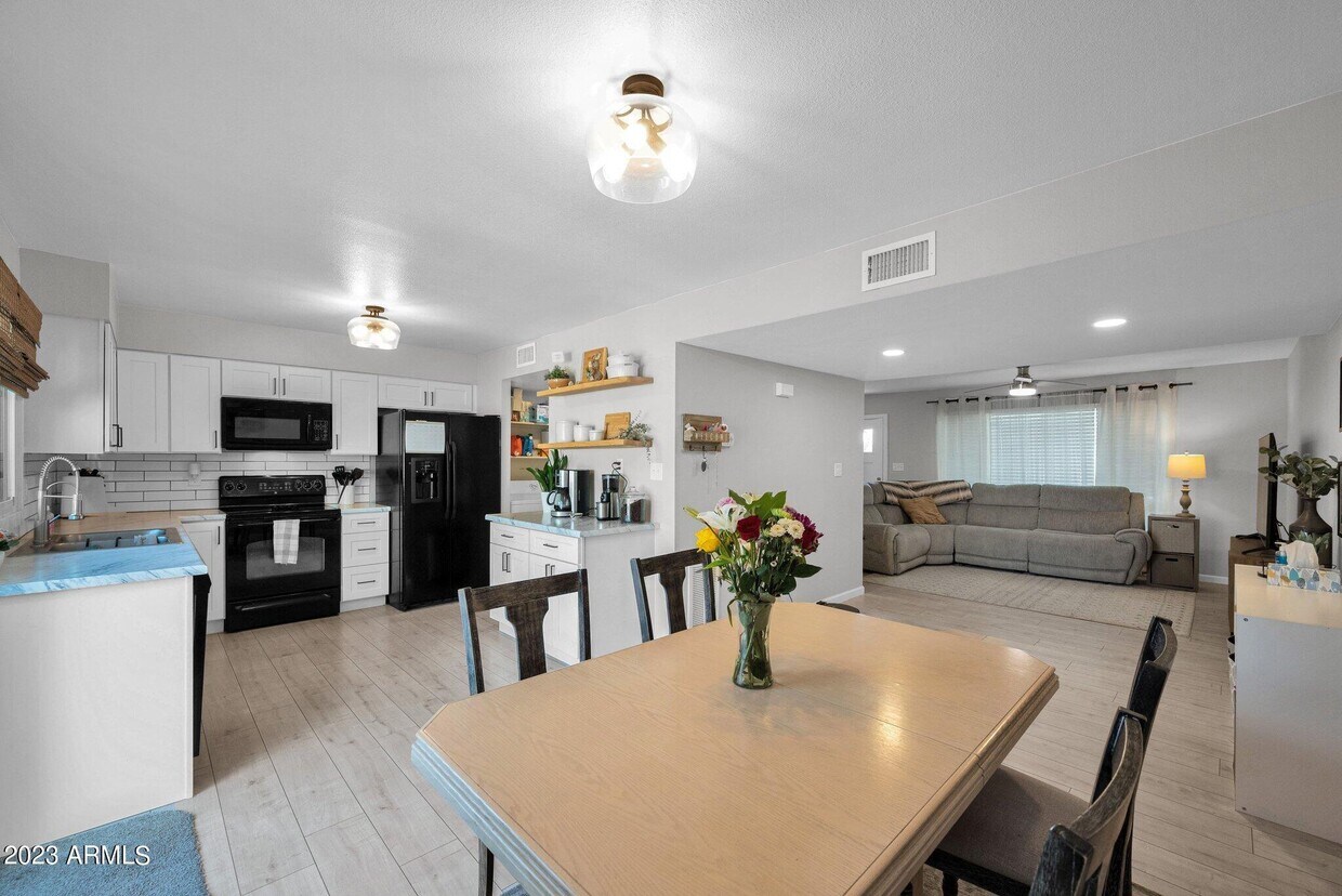 Foto principal - 1077 E Fremont Dr