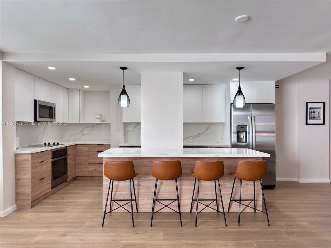 Foto principal - 10230 Collins Ave