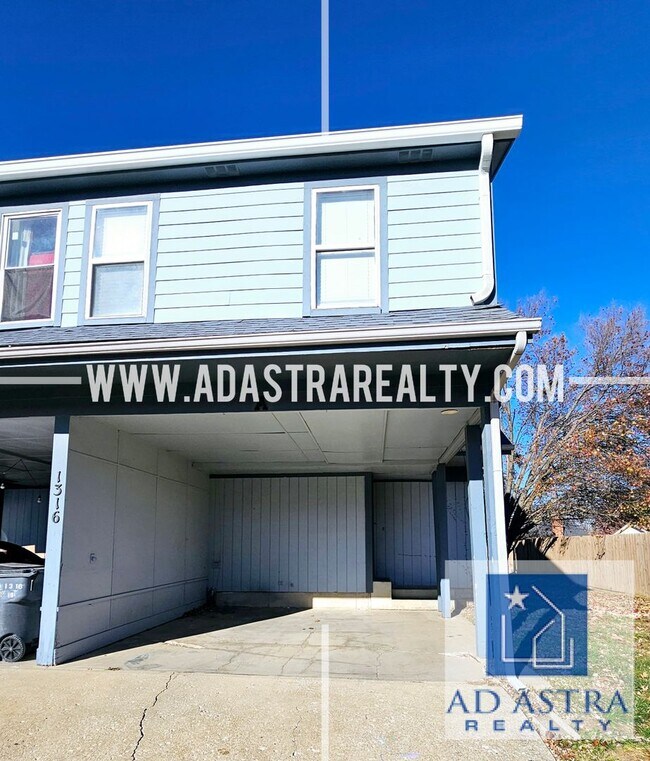 Foto del edificio - Nice 3 bed 1.5 bath townhouse in Olathe-Coming SOON!!