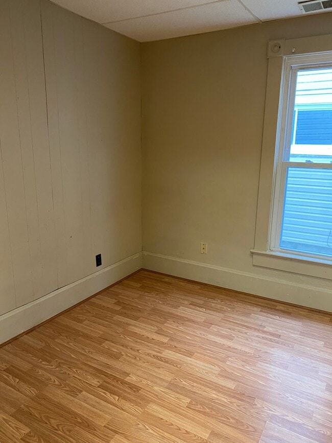 Building Photo - One bedroom main level unit