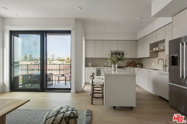 Foto del edificio - 10310 Santa Monica Blvd