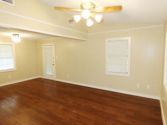 Building Photo - Updated 2 Bedroom House in Chapel Hill ISD!