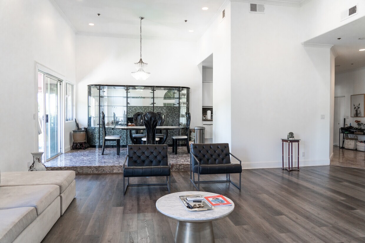 Living / dining room - 840 N Croft Ave