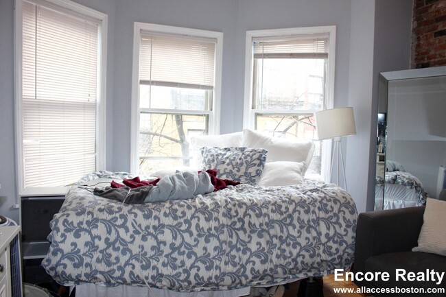 Building Photo - 40 Anderson St