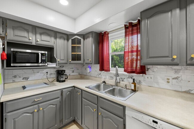 Building Photo - 5523 Castle Way
